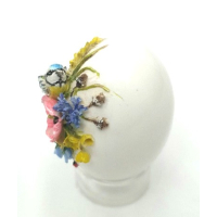 Klein porselein eitje met een prachtig vogeltje en bloemetjes